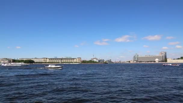 サンクトペテルブルク ロシア 6月16 2019 ネヴァ川とクルーザーオーロラ博物館での眺め — ストック動画