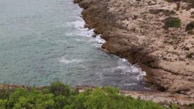 Akdeniz ve kayalar. İspanya'da güzel sahil.