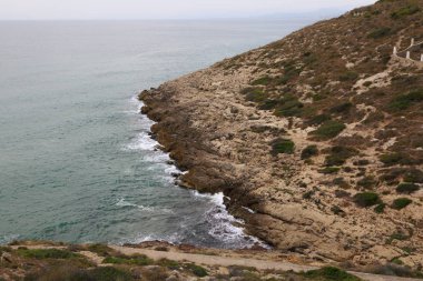 Deniz ve kayalar. İspanya'da güzel sahil.