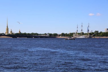 Saint Petersburg, Rusya - 16 Haziran 2019: Neva nehri ve Peter ve Paul kalesinin güneşli yaz gününde güzel manzarası.