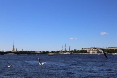 Saint Petersburg, Rusya - 16 Haziran 2019: Neva nehri ve Peter ve Paul kalesinin güneşli yaz gününde güzel manzarası.
