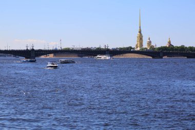 Saint Petersburg, Rusya - 16 Haziran 2019: Neva nehri ve Peter ve Paul kalesinin güneşli yaz gününde güzel manzarası.