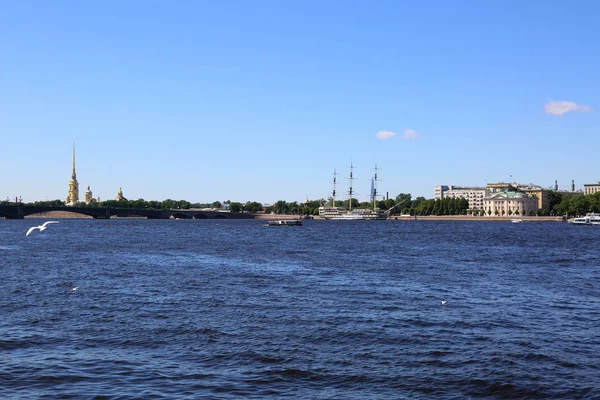 サンクトペテルブルク ロシア 2019年6月16日 夏晴れた日にネバ川とピーターとポール要塞の美しい景色 — ストック写真