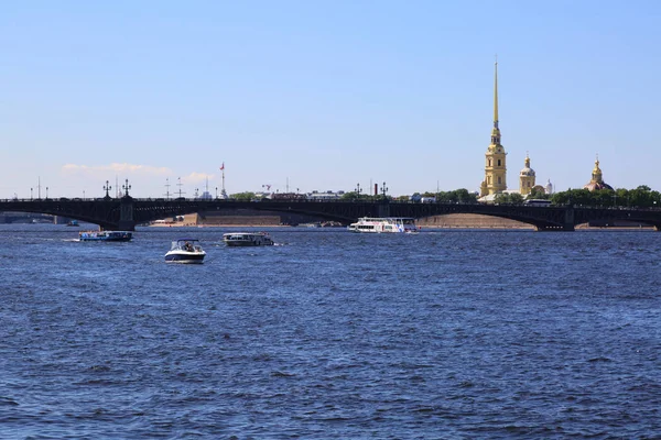 圣彼得堡 俄罗斯 2019年6月16日 涅瓦河和彼得和保罗堡垒夏季阳光明媚的美丽景色 — 图库照片