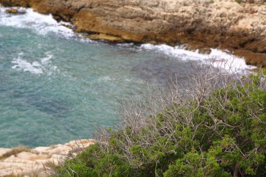 Akdeniz ve kayalar. İspanya'da güzel sahil.