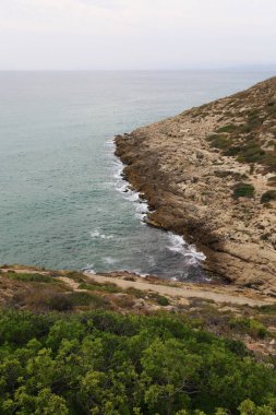 Akdeniz ve kayalar. İspanya'da güzel sahil.