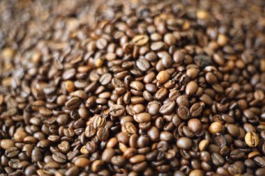 Kahve çekirdekleri testured arka plan bulanıklık. Defokus (veya seçili odak) kahve dokusu.