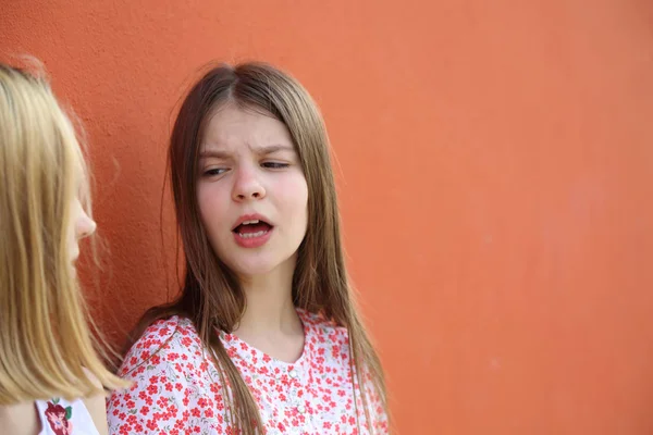 Mooie Tiener Meisjes Praten Met Elkaar Buiten — Stockfoto