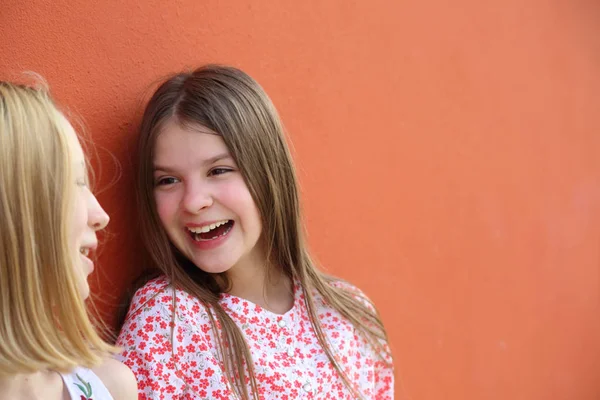 Meninas Adolescentes Bonitas Falar Uns Com Outros Livre — Fotografia de Stock