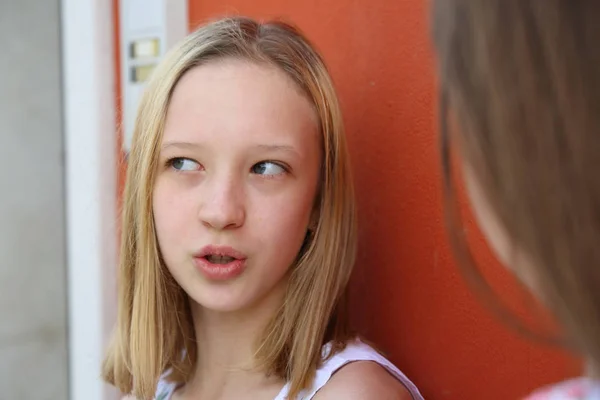 Όμορφη Teen Κορίτσια Μιλούν Άλλο Υπαίθριο — Φωτογραφία Αρχείου