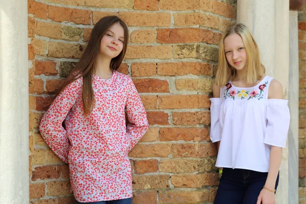 Schöne Teen Mädchen Reden Miteinander Freien — Stockfoto