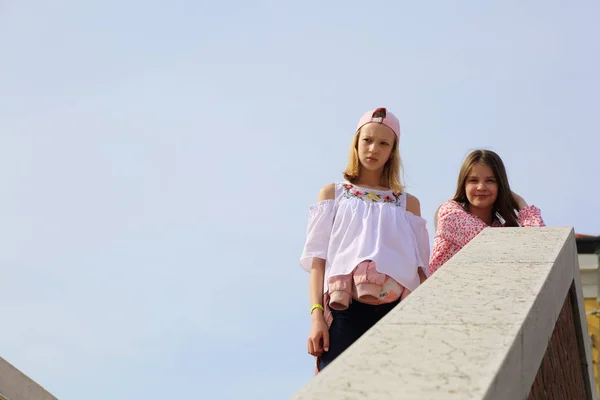 Les Adolescentes Marchent Comme Des Touristes Sur Île Murano Vénétie — Photo