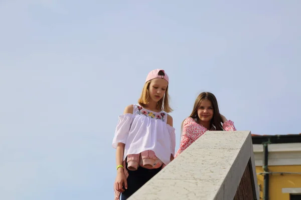 Ragazze Adolescenti Camminano Come Turisti Sull Isola Murano Veneto Italia — Foto Stock