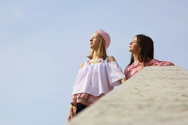 Teen Girls Walking Tourists Murano Island Veneto Italy — Stock Photo, Image