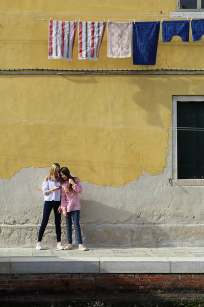 Девочки Подростки Ходят Туристы Острове Мурано Венето Италия — стоковое фото