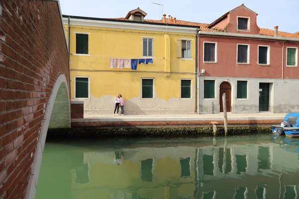 Tonårsflickor Går Som Turister Murano Island Veneto Italien — Stockfoto