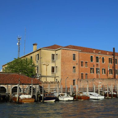 Venedik, İtalya - 19 Nisan 2019: Venedik, doğa, vatandaşlar ve turistlerin turistik mekanlarında su otobüsünden (vaporetto, kanal teknesi, vapur, toplu taşıma için kullanılan motorlu tekne) görünümü.