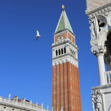 Venedik, İtalya - 20 Nisan 2019: Venedik'teki St Mark Campanile katedral kulesi.