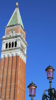 Venedik, İtalya - 20 Nisan 2019: Venedik'teki St Mark Campanile katedral kulesi.