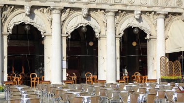 Venedik, Italya-20 Nisan 2019: Marciana Kütüphanesi ve Campanile of St. Mar görünümü