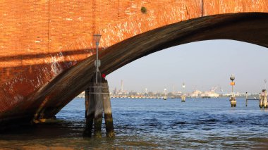 Venedik, İtalya - 19 Nisan 2019: Venedik, doğa, vatandaşlar ve turistlerin turistik mekanlarında su otobüsünden (vaporetto, kanal teknesi, vapur, toplu taşıma için kullanılan motorlu tekne) görünümü.