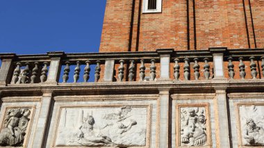 Venedik, İtalya - 20 Nisan 2019: Venedik'teki St Mark Campanile katedral kulesi.