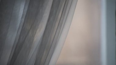 Kamera aşağı iniyor, yakın çekim pencerenin yanındaki fabrikanın görüntüsü