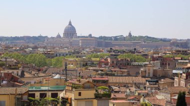 Antik Roma mimarisinin ünlü simge seli, İtalyan kültürü ve anıtlarının panoramik manzarasına sahip eski şehir merkezinin en iyi manzarası. Tarihi Roma, İtalya.