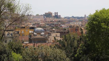 Antik Roma mimarisinin ünlü simge seli, İtalyan kültürü ve anıtlarının panoramik manzarasına sahip eski şehir merkezinin en iyi manzarası. Tarihi Roma, İtalya.