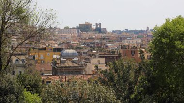 Antik Roma mimarisinin ünlü simge seli, İtalyan kültürü ve anıtlarının panoramik manzarasına sahip eski şehir merkezinin en iyi manzarası. Tarihi Roma, İtalya.