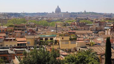 Antik Roma mimarisinin ünlü simge seli, İtalyan kültürü ve anıtlarının panoramik manzarasına sahip eski şehir merkezinin en iyi manzarası. Tarihi Roma, İtalya.