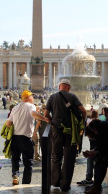 Vatikan, Roma, İtalya - 18 Nisan 2019: Turistler Roma, İtalya'daki St.Peter Bazilikası ve Vatikan meydanlarını ziyaret etti.
