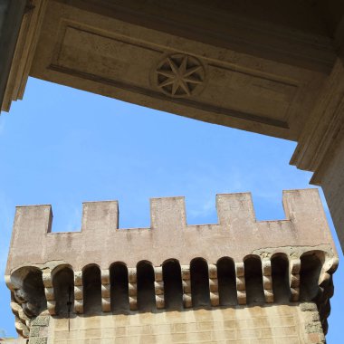 Vatikan, Roma, İtalya - 18 Nisan 2019: Vatikan'daki binalarda (dış cephe) sanat detayları.