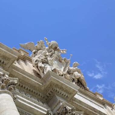 Roma, İtalya - 18 Nisan 2019: Ünlü Trevi Çeşmesi (Fontana di Trevi) ve Piazza Trevi, Roma civarındaki insanlar. Dahili 1762, Nicola Salvi tarafından tasarlanan.