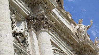 Roma, İtalya - 18 Nisan 2019: Ünlü Trevi Çeşmesi (Fontana di Trevi) ve Piazza Trevi, Roma civarındaki insanlar. Dahili 1762, Nicola Salvi tarafından tasarlanan.