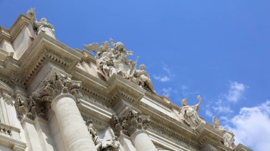 Roma, İtalya - 18 Nisan 2019: Ünlü Trevi Çeşmesi (Fontana di Trevi) ve Piazza Trevi, Roma civarındaki insanlar. Dahili 1762, Nicola Salvi tarafından tasarlanan.
