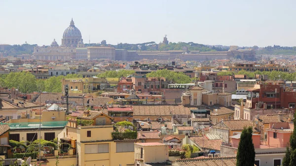 Antik Roma mimarisinin ünlü simge seli, İtalyan kültürü ve anıtlarının panoramik manzarasına sahip eski şehir merkezinin en iyi manzarası. Tarihi Roma, İtalya.