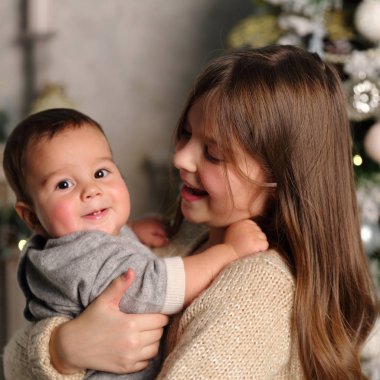 Kardeş ve bebek kardeşi tatil Tema Noel ağacı üzerinde