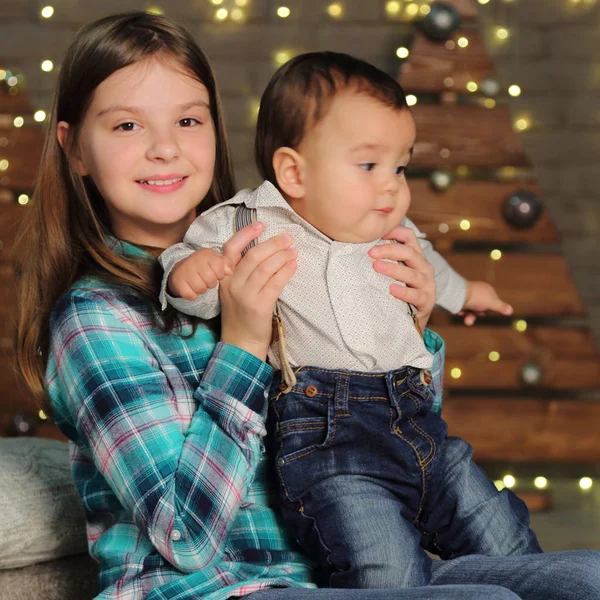 Hermana Hermano Pequeño Sobre Árbol Navidad Tema Vacaciones —  Fotos de Stock