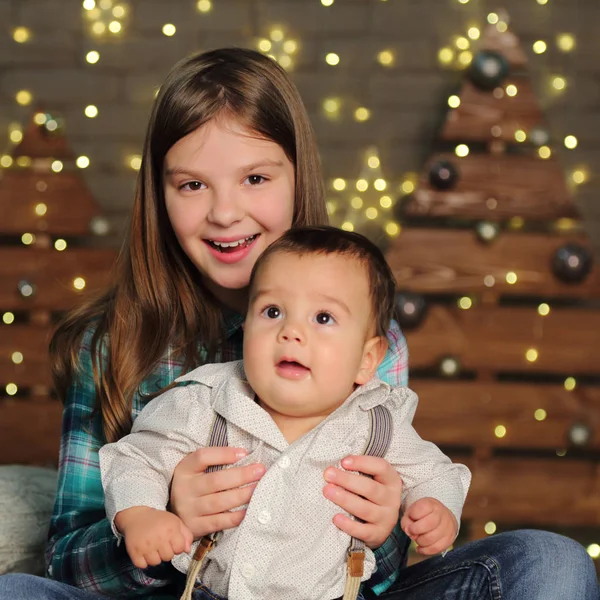 Hermana Hermano Pequeño Sobre Árbol Navidad Tema Vacaciones — Foto de Stock