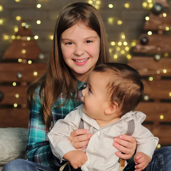 Hermana Hermano Pequeño Sobre Árbol Navidad Tema Vacaciones —  Fotos de Stock