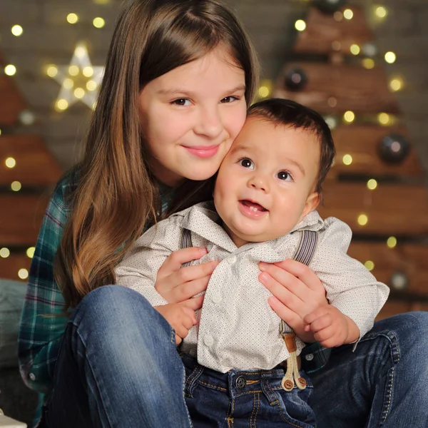 Hermana Hermano Pequeño Sobre Árbol Navidad Tema Vacaciones —  Fotos de Stock