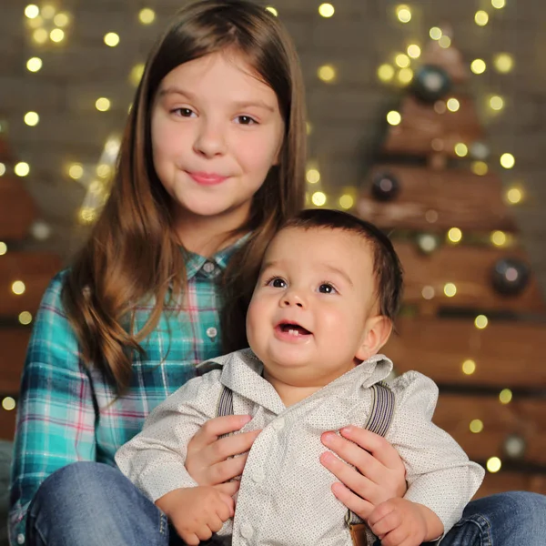 Húgom Baba Testvér Alatt Christmas Tree Holiday Téma — Stock Fotó
