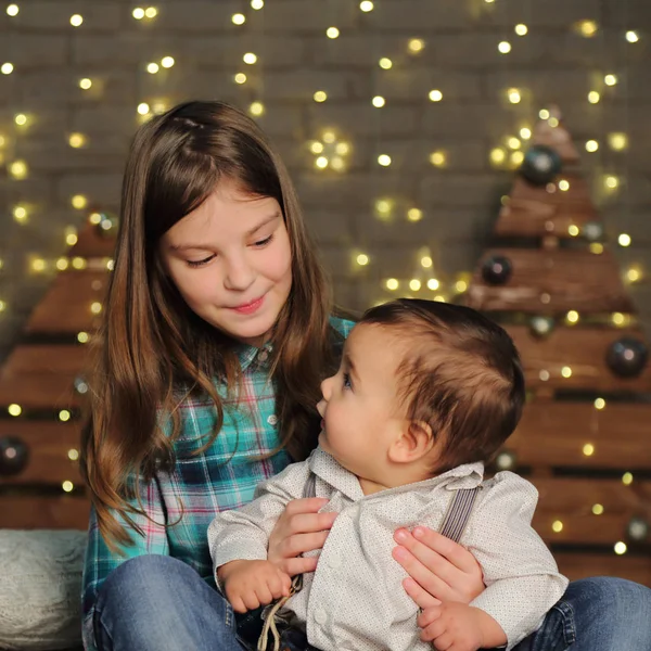Schwester Und Kleiner Bruder Über Weihnachtsbaum Zum Feiertagsthema — Stockfoto