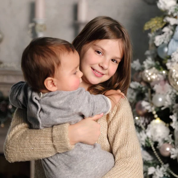 Hermana Hermano Pequeño Sobre Árbol Navidad Tema Vacaciones —  Fotos de Stock