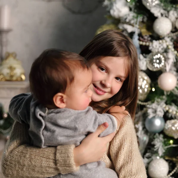 Hermana Hermano Pequeño Sobre Árbol Navidad Tema Vacaciones —  Fotos de Stock