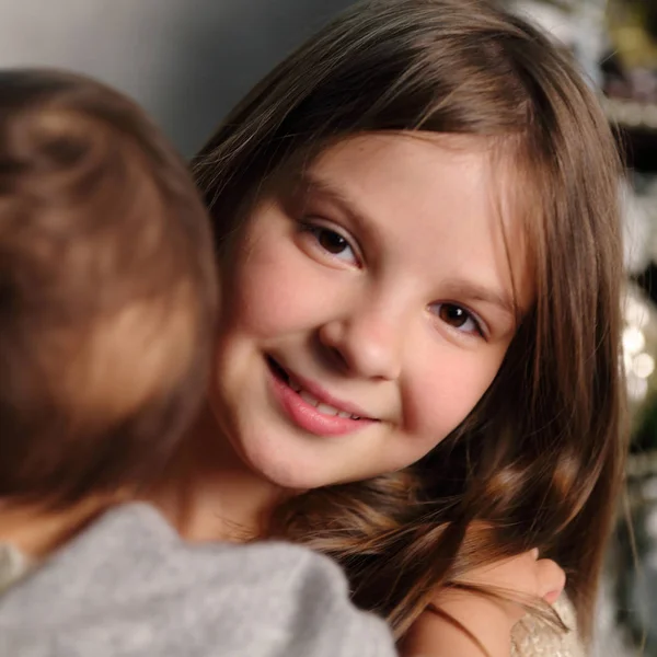 Hermana Hermano Pequeño Sobre Árbol Navidad Tema Vacaciones —  Fotos de Stock