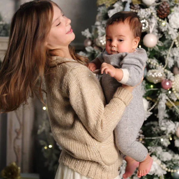 Syster Och Baby Bror Över Julgran Holiday Tema — Stockfoto