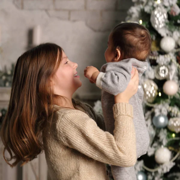 Syster Och Baby Bror Över Julgran Holiday Tema — Stockfoto