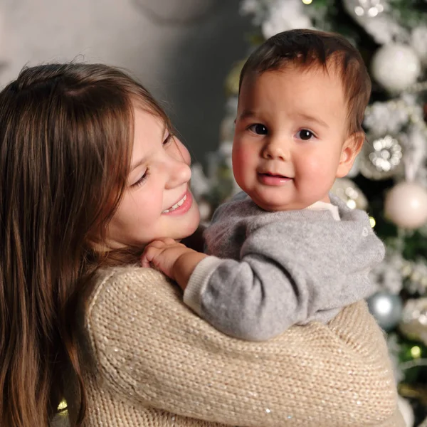 Schwester Und Kleiner Bruder Über Weihnachtsbaum Zum Feiertagsthema — Stockfoto